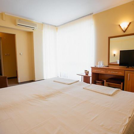 Hotel Dolphin Ravda Bagian luar foto