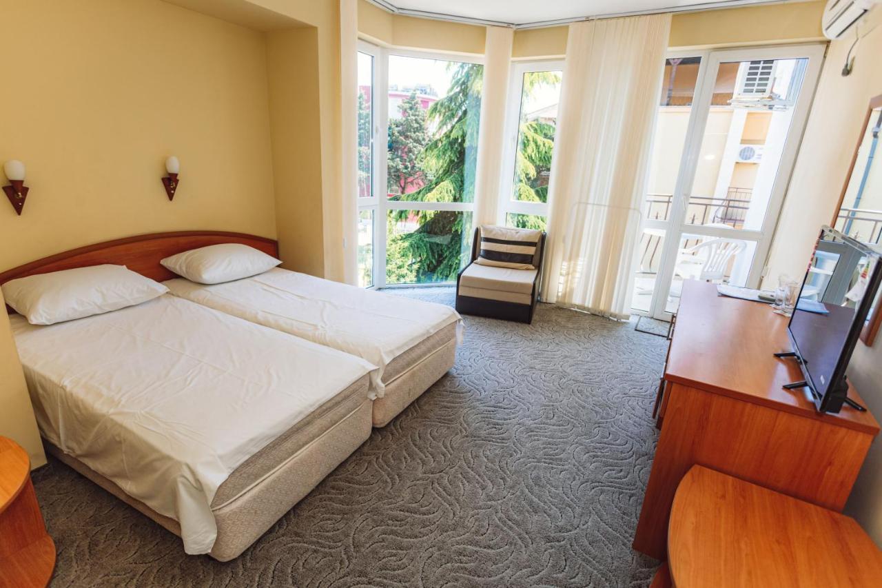 Hotel Dolphin Ravda Bagian luar foto
