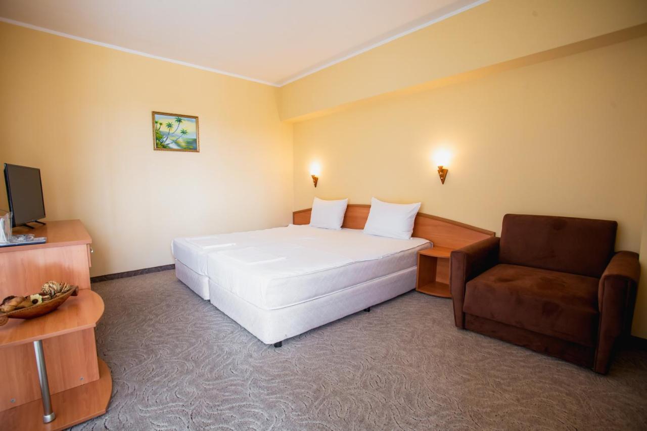 Hotel Dolphin Ravda Bagian luar foto