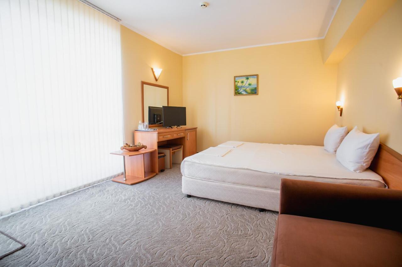 Hotel Dolphin Ravda Bagian luar foto